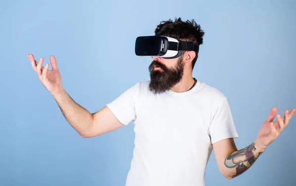 Muž s plnovousem bokové v zapůsobila multidimenzionální video, 3d Vr brýle zkušenosti konceptu. Vousatý muž v držení idk izolované na modrém pozadí. Vousatý inženýr ponětí o programu chyba — Stock fotografie