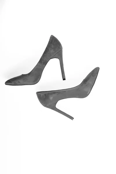 Chaussures à talons hauts fins, chaussures à talons aiguilles, vue de dessus. Paire de chaussures à talons hauts à la mode. Concept de chaussures de luxe. Chaussures en daim rouge sur fond blanc, isolées — Photo