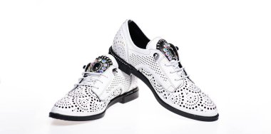 Moda rahat oxfords Ayakkabı çifti. Beyaz deri izole beyaz zemin üzerine yapılmış ayakkabılar. Perforasyon ve rhinestones ile düz taban üzerinde kadın ayakkabı. Modern ayakkabı kavramı