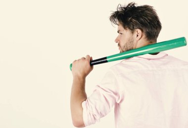 Acımasız adam. Tehlike ve şiddet kavramı. Adam beyaz arka plan üzerinde geriye doğru izole