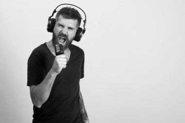 Dj müzik şarkı. Sakallı DJ kulaklık takıyor. Müzik ve eğlence kavramı.