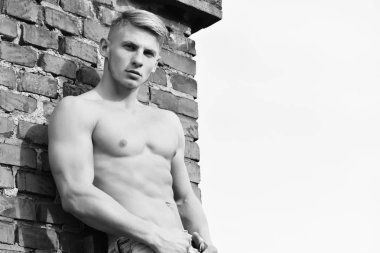 Acımasız adam. yakışıklı delikanlı duvar arka plan ciddi bir yüz ile poz