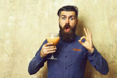 barmen kokteyl ile. Acımasız hipster tropikal alkollü taze kokteyl holding