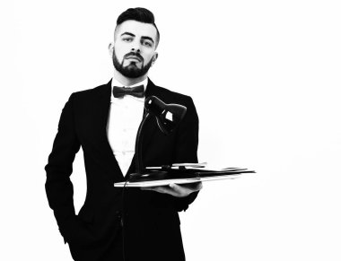 Adamın yüzü. Kendinden emin ve kibirli yüz ifadesi ile şık kurumsal iş adamı