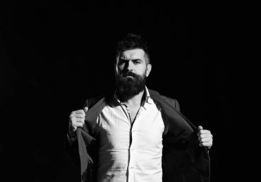 Bir modeldir. Güven ve zarafet kavramı. Dikenli saç ve sakal ile işadamı