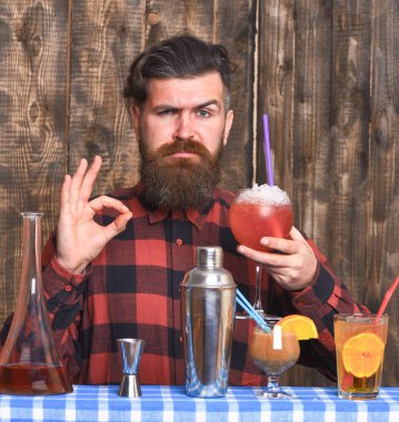 adam şık bıyık ve uzun sakal içme