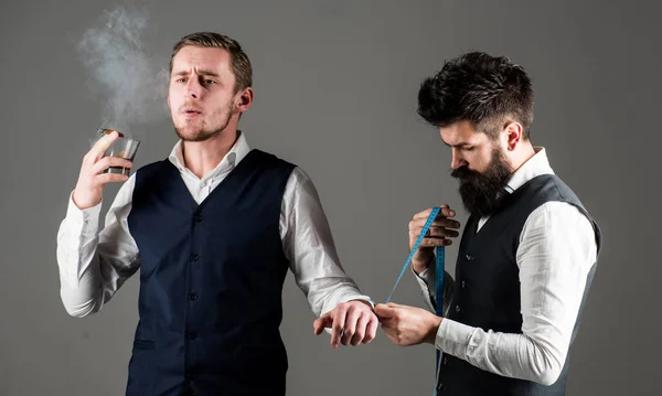 고객이며, 양복을 입고 일하는 동안 오만 한 얼굴을 한 사업가가 담배를 피운다. — 스톡 사진