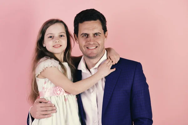 Familia feliz. Concepto de infancia y familia. Chica y hombre con caras sonrientes — Foto de Stock