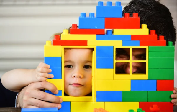 Niño y hombre con antecedentes desenfocados. Papá y niño —  Fotos de Stock