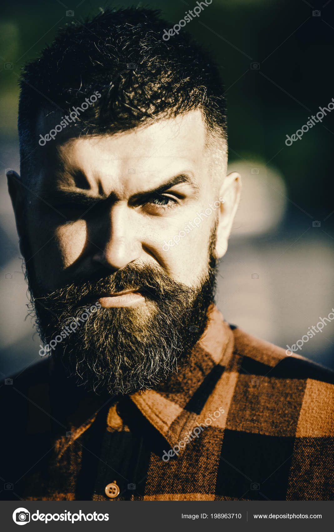 Et brutalt ansikt. Mann i rutete skjorte med strengt ansikt og skjegg –  stockfoto © stetsik #198963710, image size:1068x1700