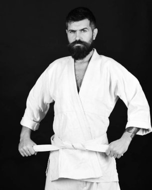 karate adam. Siyah arka plan üzerine beyaz kimono içinde sakallı.