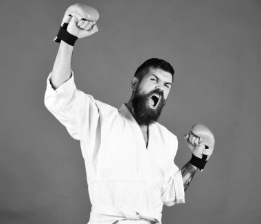 karate kazanıyor. Kızgın altın boks eldiveni yüzüne adamla karate.