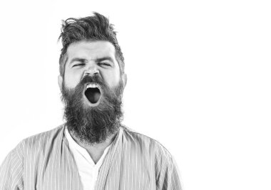 Günaydın. Esneme uykulu yüz beyaz arka plan üzerinde olan adam.