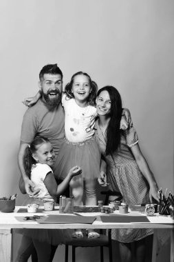 Aile eğlence zaman ve sanat kavramı. Kızlar, erkek ve kadın