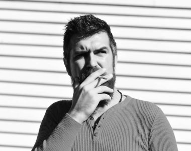 Kötü alışkanlık ve sağlıksız yaşam tarzı kavramı. Sigara içen kişi sigara tutar.