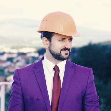 Bina ve kavram mühendislik. Adam sakal ve ciddi bir yüz görünüyor bir kenara.