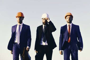 Yöneticiler klasörü ve çantaları tutuyor. İnşaat ve iş konsepti.