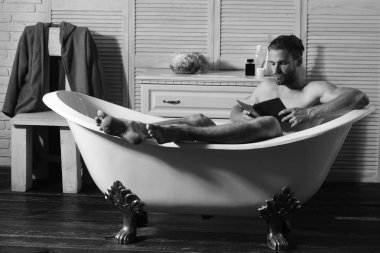 Sevgili oğlum. Şeker çocuk. Cinsellik ve gevşeme kavramı: kitap okuma sakallı