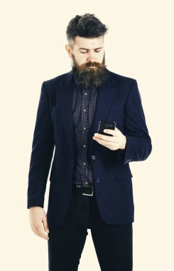 Moda giysiler. Olgun adam smartphone vasıl görünüyor