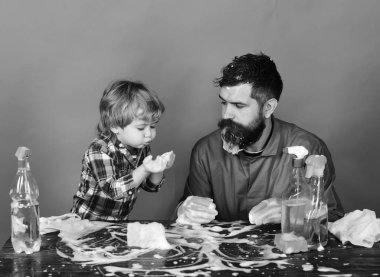 Ev temizliği. Adam sakallı ve sabun köpük saç ve çocuk