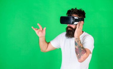 Vr uzun sakallı izlerken 3d göstermek gözlük. Acımasız sakallı adam zevk rock konseri kaydetti. Adam dövme ve şık sakal çılgın yaklaşık 360 video en sevdikleri grup, dijital çağın kavramı