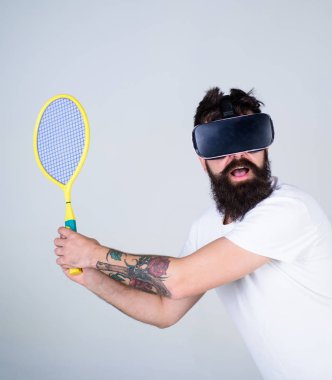 Sanal gerçeklik, spor kavram tenis oynamaya hipster sakallı adam. Spor yaparken Vr gözlük sakallı adam. Acımasız sakallı adam dövme ile çok boyutlu spor olanakları hakkında heyecanlı