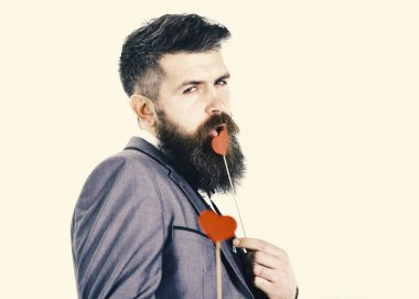 Sevgililer günü. Flört kavramı. Hipster kırmızı kalpler ile flört ediyor. Flört ve flört