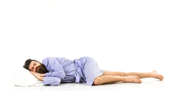 Hipster con la cara somnolienta se encuentra en la almohada , — Foto de Stock