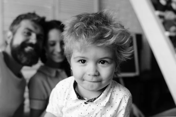 Portre sarışın saç sevimli küçük çocuk — Stok fotoğraf
