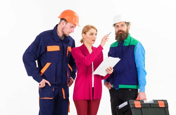 Equipo de arquitectos discutiendo plan, fondo blanco aislado . —  Fotos de Stock