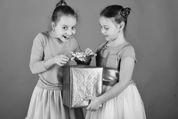 Chicas con regalos. Chicas con caras complicadas posan con presente sobre fondo verde — Foto de Stock