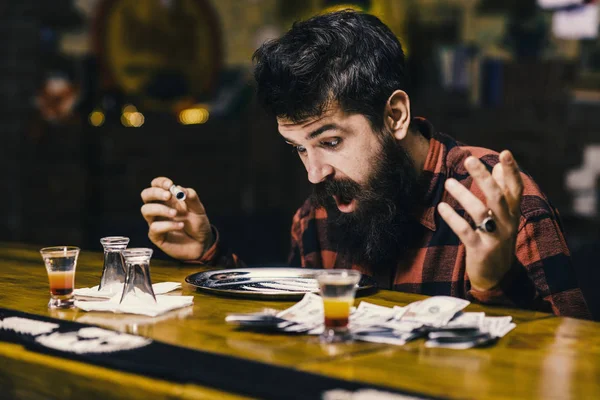 Bar do picia. zszokowany mężczyzna przy stole z napoje alkoholowe, pieniądze — Zdjęcie stockowe