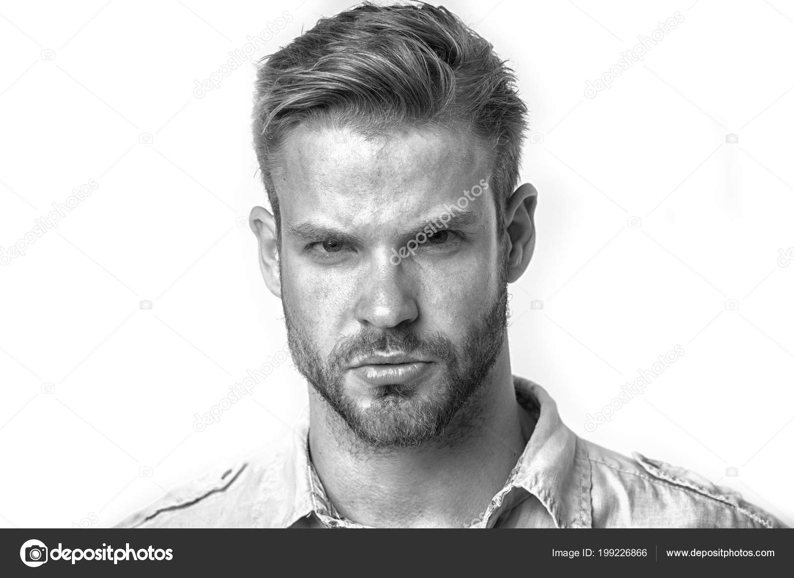 Macho mit ernstem Blick isoliert auf weißem Hintergrund