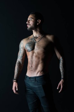 Fitness ve spor ile ilgilenmek. Dövmeli adam seksi kas gövde göster. Sporcu altı paketi ve AB vücut geliştirmeci pazı ve triceps ile. Moda modeli dövme kot pantolon ile