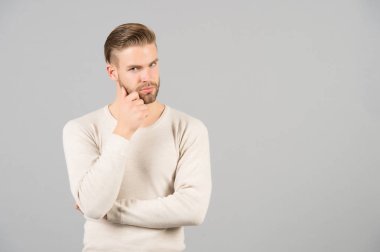 Düşünce ve şüpheler kavramı. Adam düşünceli yüz, gri arka plan sakallı. Sakal tıraşsız adam adam yakışıklı ve bakımlı görünüyor. Adam sakallı çekici ile saç modeli sahip şüpheler, alanı Kopyala