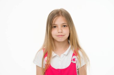 Uzun saçlı, beyaz arka plan üzerinde izole poz sakin yüz kız. Saç ve saç bakım kavramı. Sevimli, şık ve modaya bakmak kız seviyor. Uzun saçlı çocuk kız çok güzel görünüyor