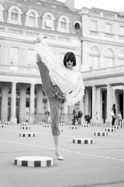 Yüksek topuklu ayakkabılı kız, Paris 'te şık kıyafetler, Fransa