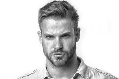 Maço ciddi bakışla beyaz arka plan üzerinde izole. Tıraşsız yüzündeki sakallı sakallı adam. Sakallı ve yakışıklı. Saç ve Kuaför Salonu. Cilt bakım ve bakım, siyah ve beyaz