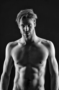 Sporcu altı paketi ve ab kas göster. Seksi göğüs ve karın ile vücut geliştiricisi. Adam atlet Sığdır gövde ile. Egzersiz ve spor salonunda eğitim etkinliği. Spor welness ve fitness kavramı, siyah ve beyaz