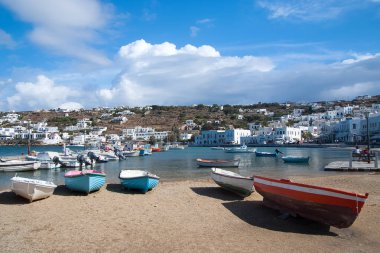 Mykonos, Yunanistan - 04 Mayıs 2010: balıkçı tekneleri Denizi plajında. Dağ manzarası üzerinde mavi denizde beyaz evler ile köy. Bir Akdeniz Adası yaz tatili. Yolculuk tutkusu ve kavram seyahat