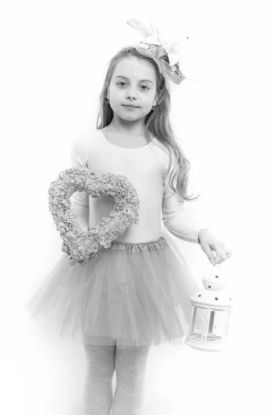 Gyermek-rózsaszín szív koszorú és karácsony lámpás — Stock Fotó