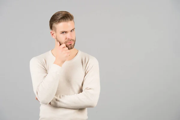 Pensieri e dubbi concetto. Uomo barbuto viso pensieroso, sfondo grigio. Uomo con la barba unshaven ragazzo sembra bello e ben curato. Guy barbuto attraente con acconciatura ha dubbi, spazio copia — Foto Stock