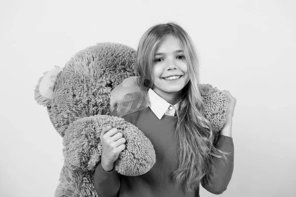 Niño con muñeca de animales, regalo y regalo — Foto de Stock