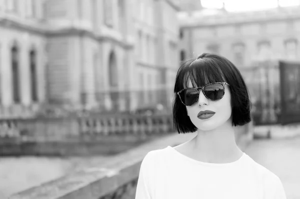 Mujer con labios rojos en la calle de París, Francia — Foto de Stock