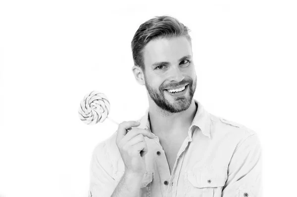 Uomo sorriso con caramelle su bastone isolato su sfondo bianco. Buon macho con lecca-lecca. Cibo e snack. Dieta malsana e mangiare. Lecca-lecca divertente, in bianco e nero — Foto Stock