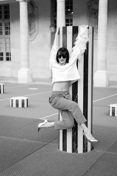 Modelo de moda cuelgan en columna a rayas en París, Francia — Foto de Stock