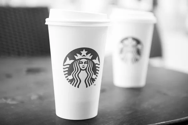 Ένα ψηλό Starbucks καφέ σε καφετέρια της αλυσίδας starbucks — Φωτογραφία Αρχείου