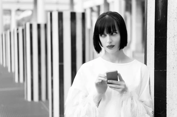 Menina usa telefone celular em Paris, França — Fotografia de Stock