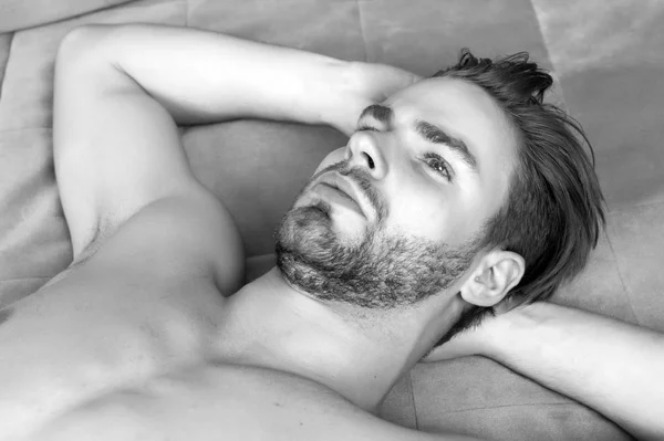 Chico con barba en la cara sin afeitar y pecho desnudo sexy — Foto de Stock