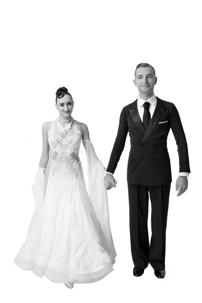 Pareja enamorada de bailarines de salón enamorados. Mujer y hombre sensuales. Novia en vestido blanco y novio en esmoquin. Celebración de San Valentín. Boda o concepto de propuesta y fecha, blanco y negro — Foto de Stock